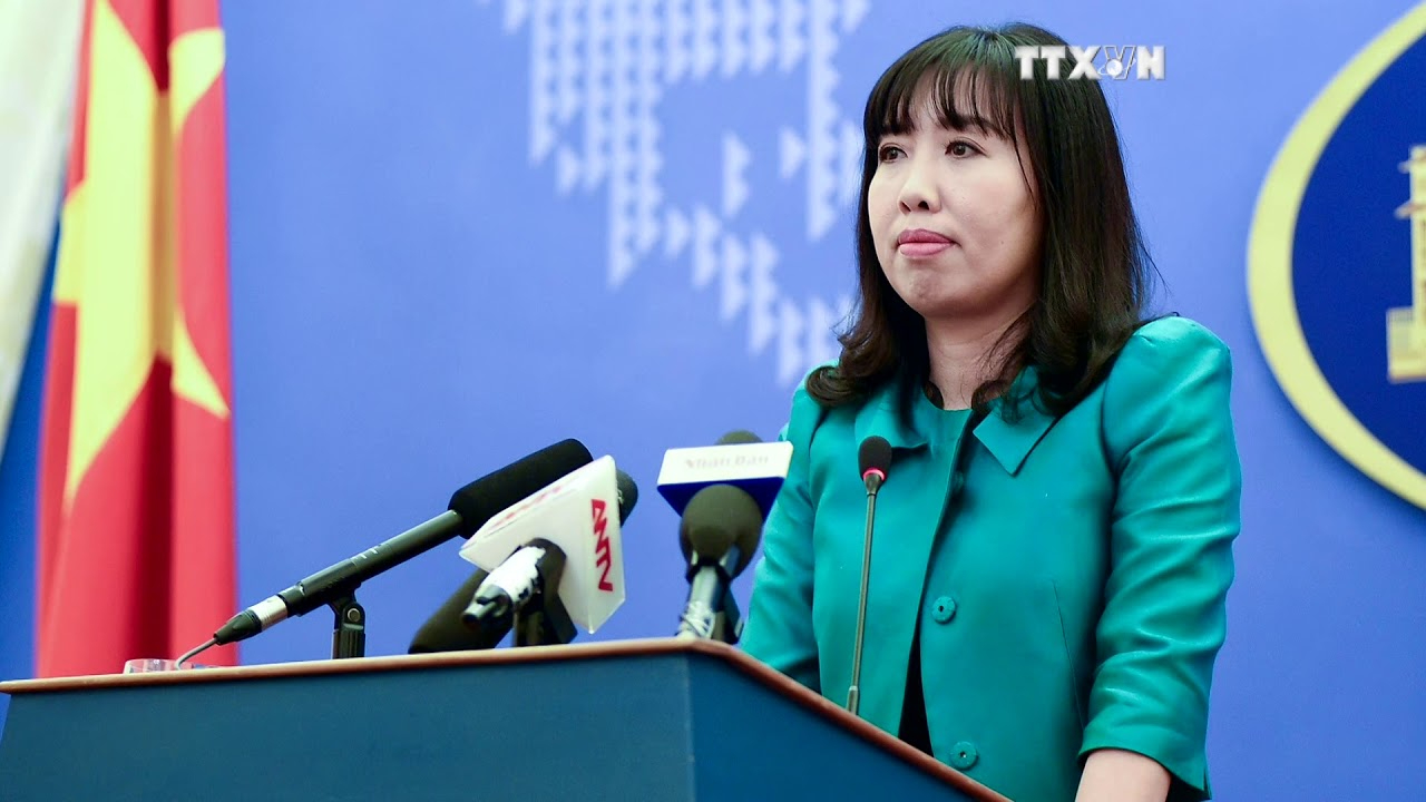 Mặt sưng vù sau khi lau bằng khăn giấy ở nhà hàng